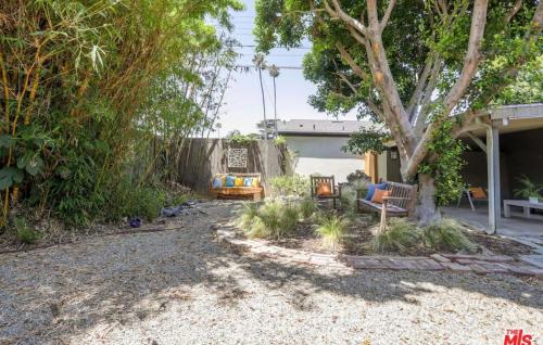 洛杉矶Historical Retreat的一个带两把椅子的院子和一棵树