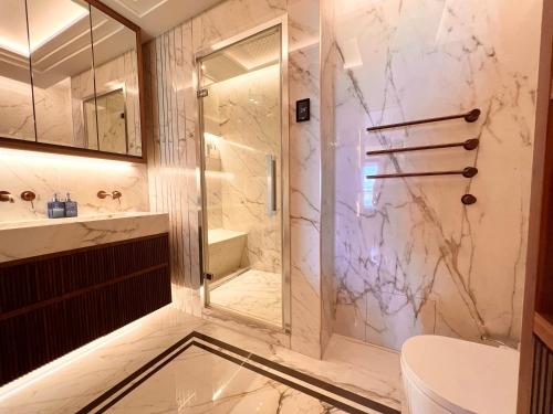 蒙特卡罗Luxury Residence in Prime Monte Carlo的带淋浴、卫生间和盥洗盆的浴室