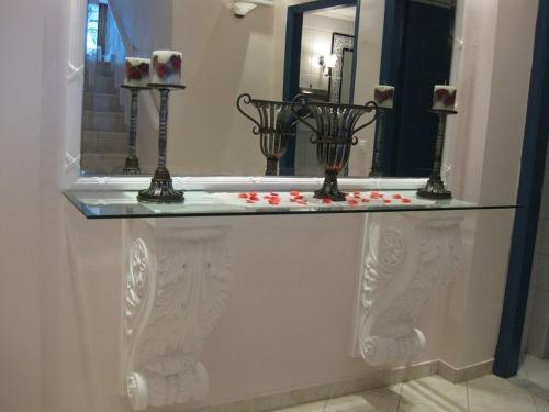 尼基亚娜佛罗雷纳酒店的浴缸,玻璃柜台上摆放着玫瑰花