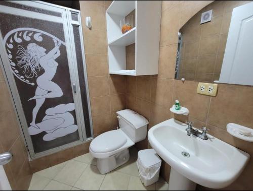 阿塔卡梅斯Hotel Arco Iris的浴室配有卫生间、盥洗盆和淋浴。