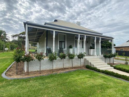 赛特菲尔德The Cottage at Seppeltsfield, Barossa Valley的一座门廊,上面有盆栽植物