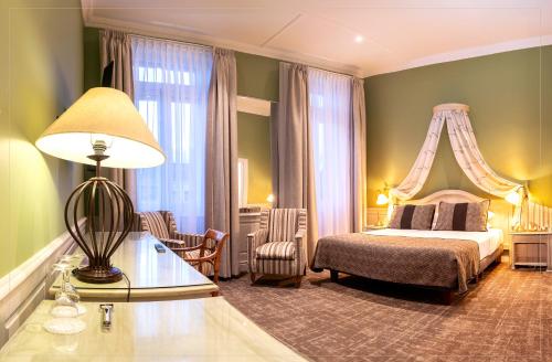 蓬塔阿雷纳斯何塞·诺盖拉酒店的一间卧室配有一张床、一把椅子和一张桌子