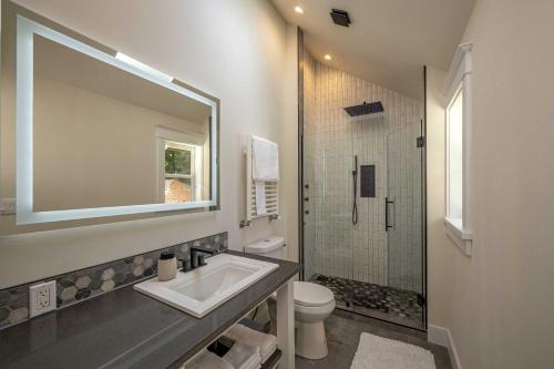 科达伦The 208 Guest House的一间带水槽、卫生间和镜子的浴室