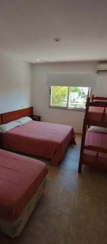 圣特雷西塔HOTEL 17 DE NOVIEMBRE的一间卧室设有两张床和窗户。