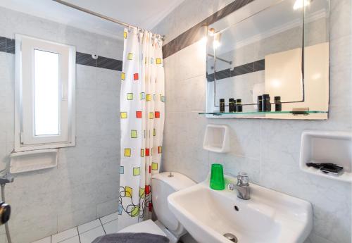 阿约斯尼奇塔斯Hotel Selini的白色的浴室设有水槽和卫生间。