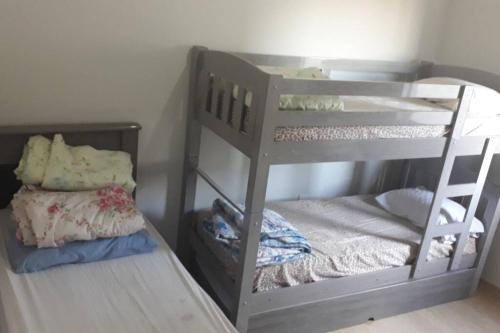 孔塔任Casa dos Bento的一间卧室配有两张双层床和一张床