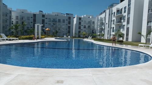 阿卡普尔科Departamento en Acapulco Diamante的大楼中央的大型游泳池