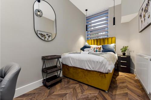 伦敦Lovely 2 BR with Grill的一间卧室配有一张带镜子的黄色床