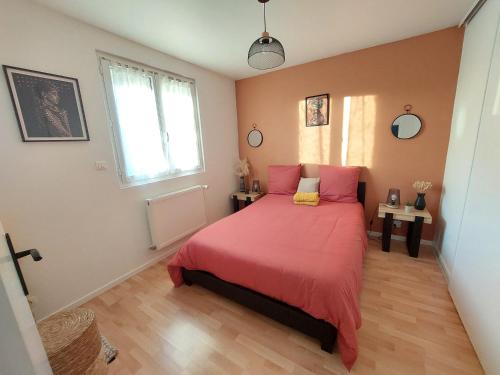 德勒LE CHIC ETHNIC DREUX 52m2 - 50 MIN DE PARIS - PARKING GRATUIT的一间卧室配有一张带红色毯子的床和窗户。