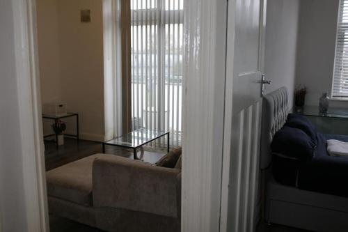埃德蒙顿2 bedroom apartment with balcony near Tottenham Hostpur Stadium的带沙发和窗户的客厅