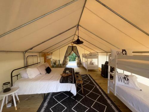 DeltaLuxury Spacious Glamping with Lake View的帐篷内的卧室,配有一张床和地毯