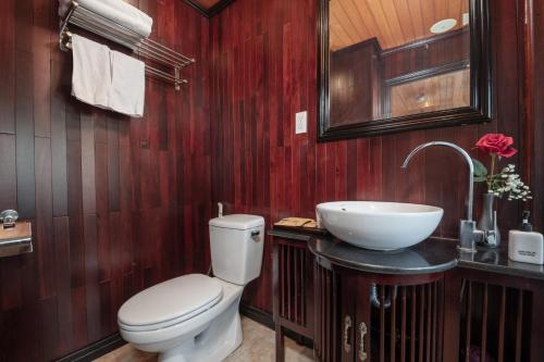 下龙湾Ruby Cruise的一间带卫生间和水槽的浴室