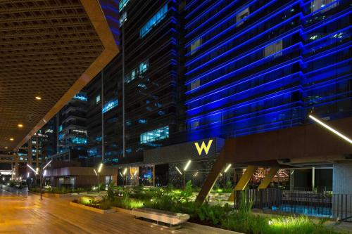 波哥大波哥大W酒店的享有大楼的景色,晚上有 ⁇ 号