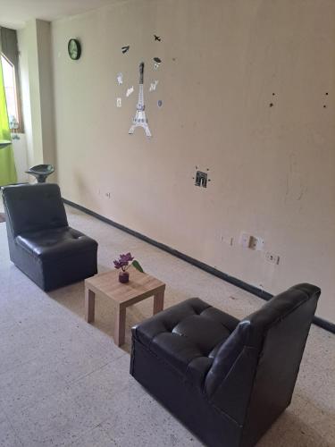 伊洛Sientete en casa的客厅配有沙发、椅子和桌子