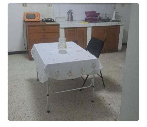 伊洛Sientete en casa的厨房里一张桌子上布满了白色的桌布