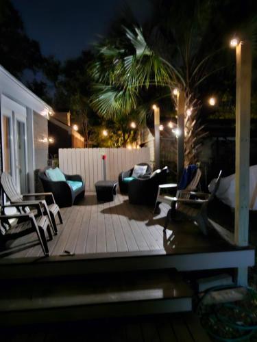 查尔斯顿M-Home的一个带椅子和棕榈树的庭院
