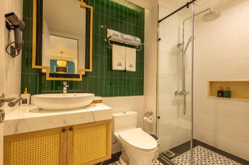 富国Stella Marina Boutique Hotel的一间带水槽、卫生间和淋浴的浴室