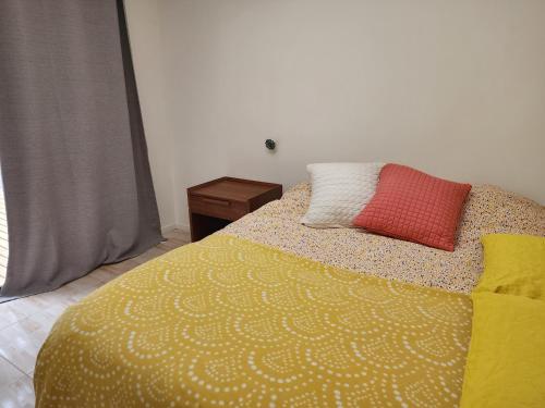 阿尔加罗沃Cabañita El Canelo的一间卧室配有一张带两个枕头的床