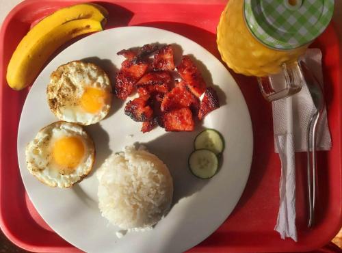 莫阿尔博阿3 Sisters Guest House 2的红色托盘上的一盘早餐食品