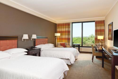 圣米格尔·德·图库玛图库玛喜来登酒店的酒店客房配有两张床和一张书桌