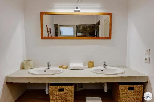 圣丹尼斯Ti Kaz Bellevue - villa avec vue mer - jacuzzi - Saint-Denis的浴室设有2个水槽和镜子