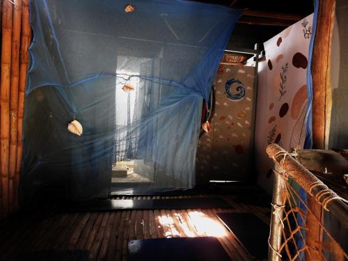 西哈努克Spicy23 - M' Pai Bay的享有带蓝色窗帘的客房的内部景致