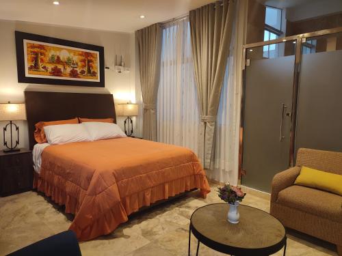 TalaveraChanka Suites的酒店客房,配有床和沙发