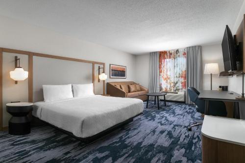 查塔努加Fairfield Inn & Suites by Marriott Chattanooga South East Ridge的酒店客房,配有床和沙发