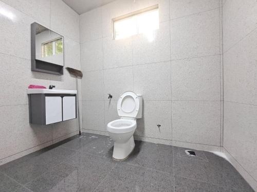 哥打巴鲁雷恩阿沙法旅馆的白色的浴室设有卫生间和水槽。