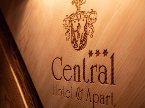 菲根Central Hotel & Apart mit Landhaus Central的酒店和代理商门上的标志