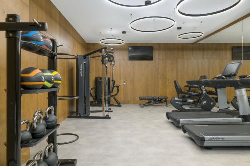 布达佩斯Four Points by Sheraton Budapest Danube的健身房,配有跑步机和健身器材