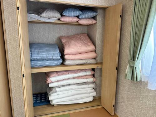 白滨Shirahama Yamate Rent Villa A-2-3的衣柜里装满了毛巾和