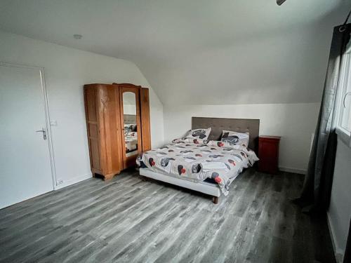 埃夫勒KAZE Maison chaleureuse Evreux, quartier résidentiel Saint Michel的一间卧室配有一张床,铺有木地板