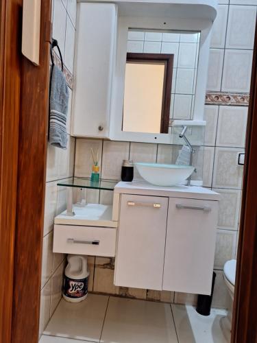 瓜鲁雅Recanto do Sossego的浴室设有白色水槽和镜子
