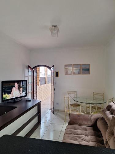 瓜鲁雅Recanto do Sossego的带沙发和电视的客厅