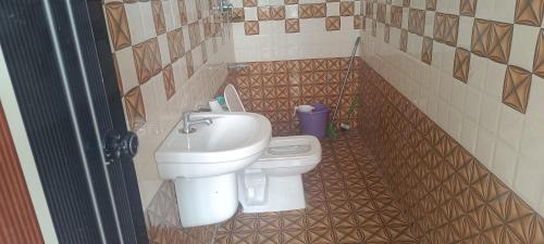 阿勒皮Beach vibe hostel的一间带卫生间和水槽的浴室