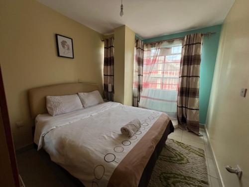马查科斯Eclectic 2 bedrm homely & comfy的一间小卧室,配有一张带窗户的床
