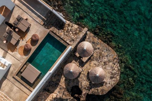 阿基欧斯尼古拉斯Minos Beach Art Hotel, a Member of Design Hotels的享有带遮阳伞的游泳池的顶部景致