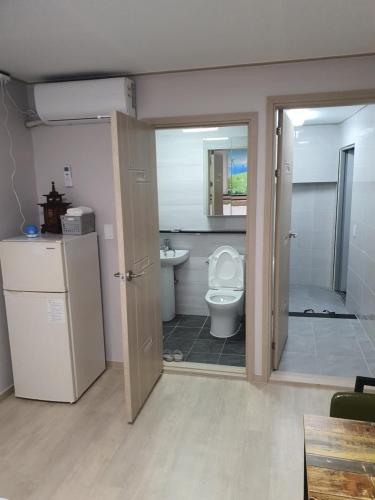 釜山Ara Guesthouse的一间带卫生间和水槽的浴室