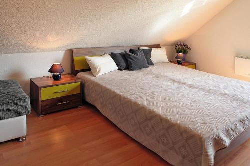 VerchenCottages at the Kummerower See, Verchen的一间卧室配有一张大床和枕头
