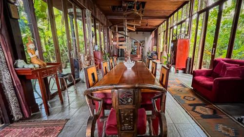 新孔Private Beach House @ Hin Kong Beach的一间配备有桌椅的火车用餐室