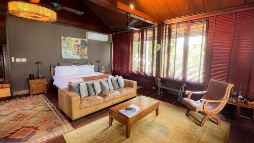 新孔Private Beach House @ Hin Kong Beach的客厅配有沙发和1张床