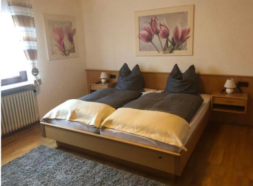 Lenche Gasthaus Neumayer的一间卧室配有一张带2个床头柜的大床