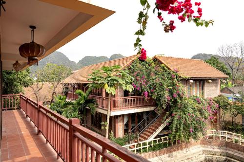 宁平Tam Coc Ngoc Linh Bungalow Ninh Bình的一座房子,阳台上种着鲜花
