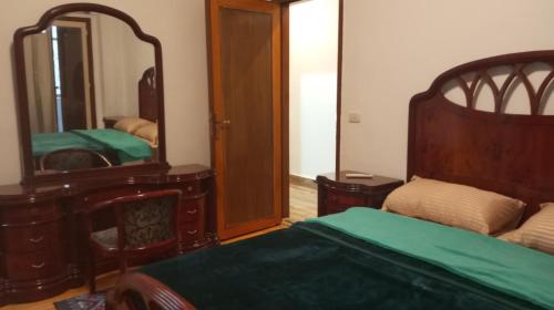 开罗Heliopolis Almazah apartment的一间卧室配有一张床和一面大镜子