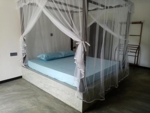 希克杜沃Villa Conch by Om - Private House - Hikkaduwa的一间卧室配有一张带天蓬的床