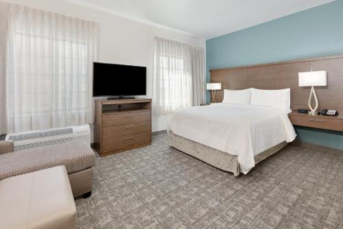 舍尔茨Staybridge Suites - San Antonio - Schertz, an IHG Hotel的配有一张床和一台平面电视的酒店客房