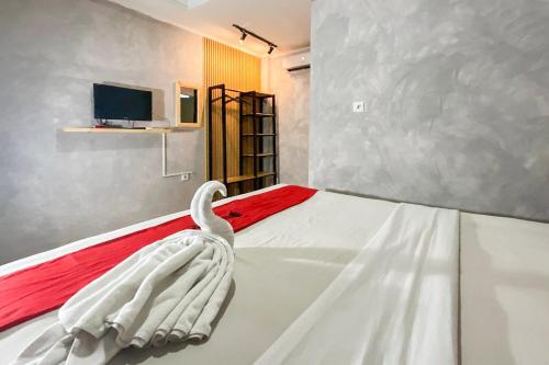 班达楠榜RedDoorz Plus @ Jalan Raden Intan Lampung的一间卧室配有一张带天鹅的床