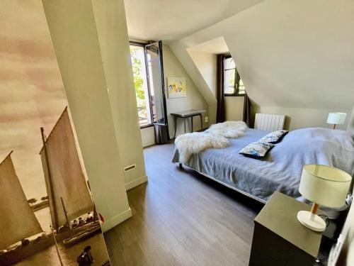 阿拉东Charmante Maison 400m du Golfe - Jacuzzi的一间卧室设有一张大床和一个窗户。
