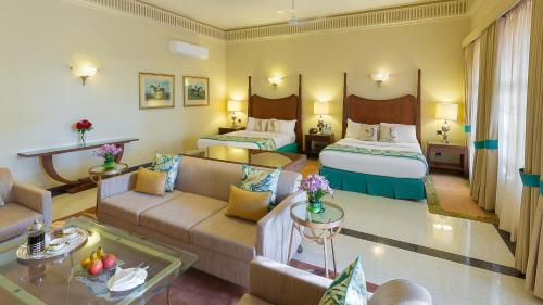 斋浦尔Ramgarh Lodge, Jaipur – IHCL SeleQtions的酒店客房带两张床和一个客厅